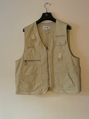 Utility vest - Skit cool bäst från weekday är oversized i passformen 