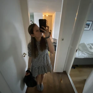 sommar klänning  - Köpte förra sommaren och har inte kommit till så mycket användning, super fin och bra sick 💓☺️