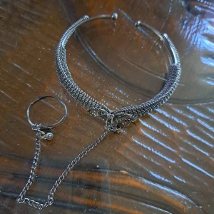 Armband o ring i ett🌞 - Här har jag ett jättefint armband där ringen sitter fast i kedja, ringen kan man ställa in,är nästan svart i verkligheten 🌞 Pris 15 kr plus frakt 16 kr.🌞 Swish finns, vid frågor kontakta mig 🌞 Anki 