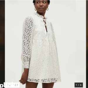 Studenklänning - Säljer min eftertraktade studentklänning. Endast använd på studenten och inga tecken på använding. Storlek 38 men skulle säga att den passar allt från 34-38 Nypris 600 säljer för 450🐻‍❄️🤍🤍