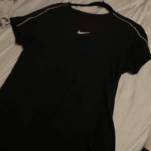 Skriv innan köp! Nike t-shirt i bra skickt. Knappt använd! Materialet är polyester och väldigt skön!