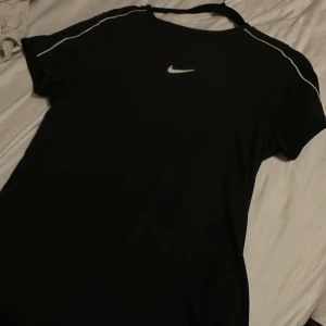 Nike T-shirt - Skriv innan köp! Nike t-shirt i bra skickt. Knappt använd! Materialet är polyester och väldigt skön!