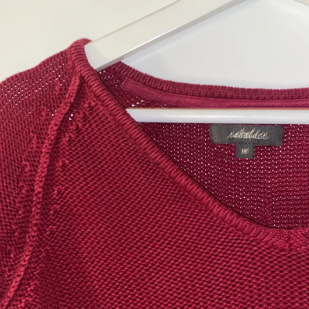 Lila/röd (typ plommon) stickad tröja från Rabalder, storlek M. . Stickat.