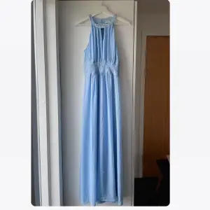 Blå långklänning från Vila i storlek 36. Använd 1 gång på bal. Som ny. Kontakta vid fler bilder💓