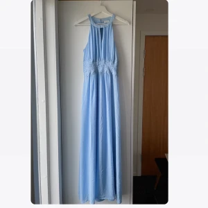 BLÅ LÅNGKLÄNNING - Blå långklänning från Vila i storlek 36. Använd 1 gång på bal. Som ny. Kontakta vid fler bilder💓