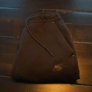Nike tech byxor - Dem populära Nike tech byxorna i svart, helt nya. Det är kill modell men passar även tjejer💕 Köpta i Stockholm i butik på JD sports för 1,200kr
