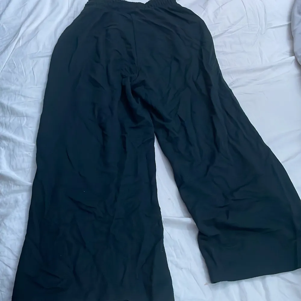 Svarta tunna byxor från Gina tricot. Storlek xs. Bra sommar byxor, säljs för de blivit för små. Inte noppiga. Original pris 300kr . Jeans & Byxor.