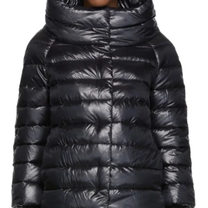 Herno Jacka  - Intressekoll på denna snygga Herno jacka i en svart/mörkblå färg. Storlek M (42 IT) i fint skick. Kan också tänka mig byta mot en annan färg eller möjligtvis en moncler cardigan, skriv för fler bilder❤️nypris ca 5000