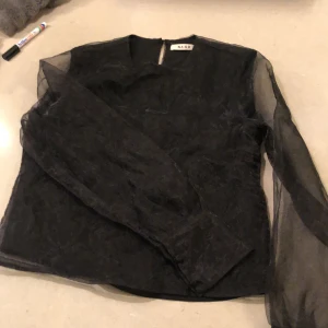 Blus 34 - Svart blus i storlek 34.