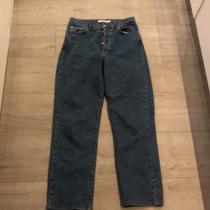 Blå jeans i storlek 38