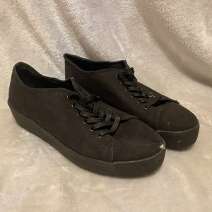 Sneakers strl. 38 - Som nya, mest bara lite smutsiga.