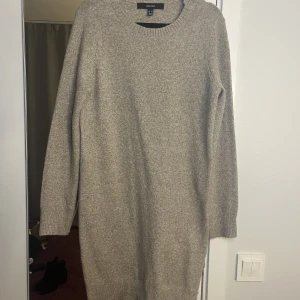 Klänning - Jättefin och skön stickad klänning från Vero Moda. Aldrig använd. Säljer pga kommer aldrig till användning. Köpare står för frakt. Skriv vid frågor<3