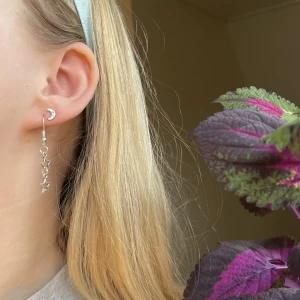 Hand gjorda örhängen  - Handgjorda/hemmagjorda örhängen med 2 stjärnor på! Finns flera par i lager🤍