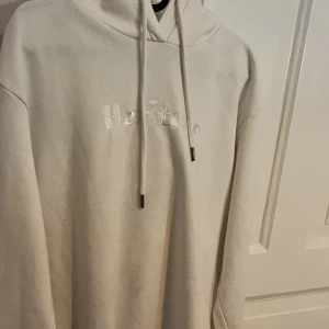 Tröja - En vit tröja med ett litet tryck på bröstet, jätte sköna och nästan aldrig använd