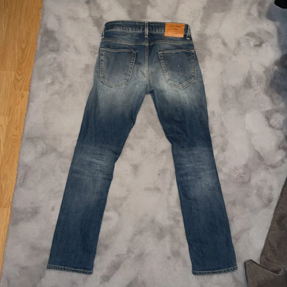 Jeans regular fit jack&jones  28/30 använd 3 ggr . Jeans & Byxor.