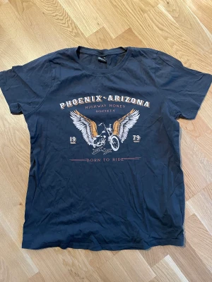 Gullig graphic tee  - Gullig mörkgrå t-shirt med tryck från Gina Tricot! Använd en del men i bra skick, storlek M
