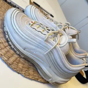 Nike skor storlek 39, knappt använda inköpta för 1300 