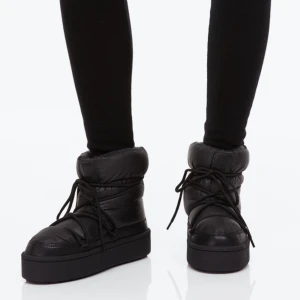 BOOTS FRÅN HM - Endast testade, normal i storlek