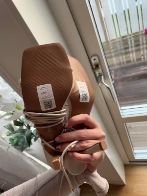 Klackar  - Jätte fina oanvända klackar med snörning!