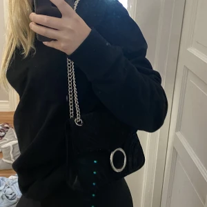 Axelväska - Super fin axelväska i sammet. Aldrig använt så den är väldigt fin. Frakt tillkommer.