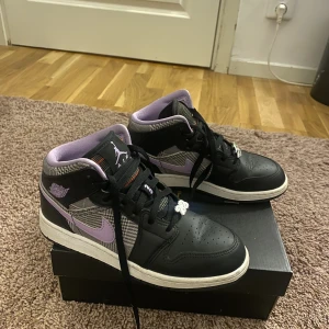 Air Jordan skor  - Äkta Air Jordan skor.  Storlek 36.5 passar även 36.  Kartong medföljer.  Skorna är väldigt lite använda. Köparen betalar för frakten 