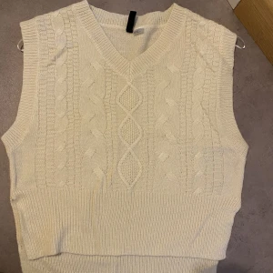 Beige stickad väst  - Stickad väst med v-ringning🤍