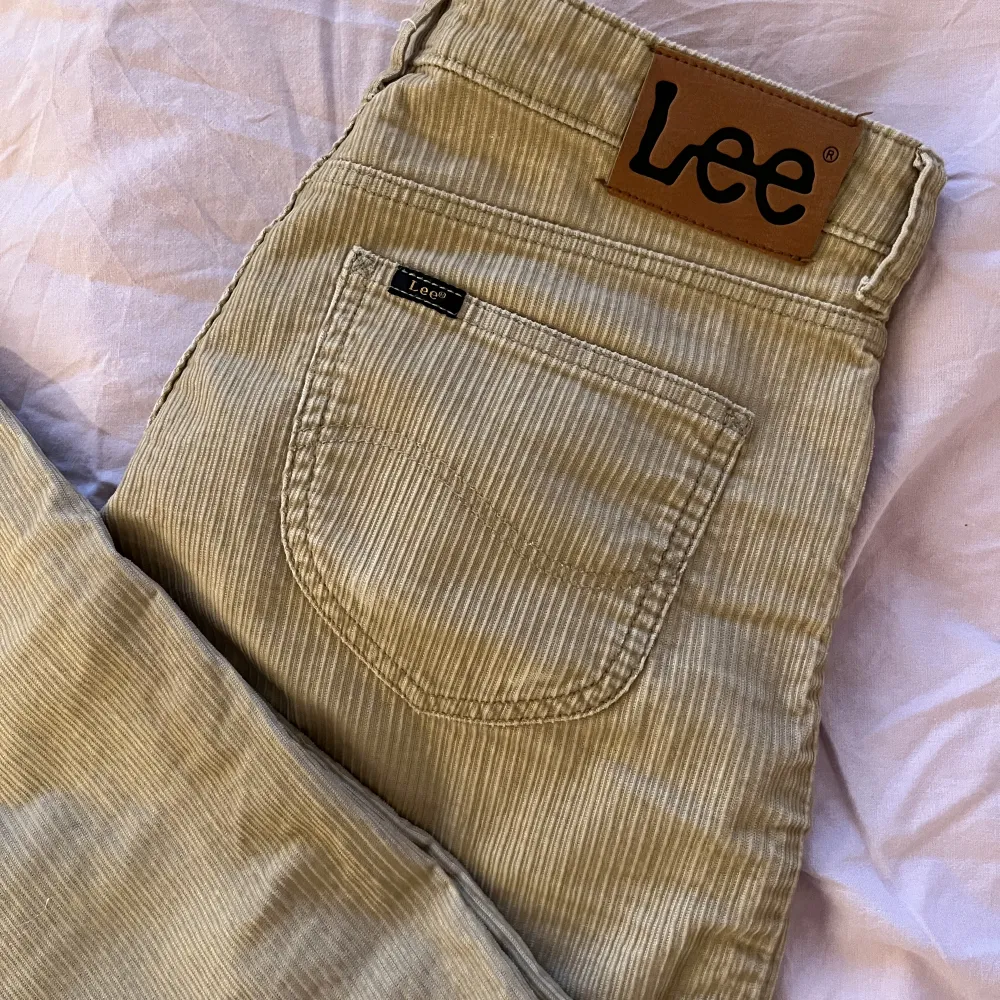 Säljer mina beigea manchester byxor från Lee eftersom de blivit för små för mig! De är i modellen wide leg och är croppade med hög midja. Kan skicka fler bilder om så önskas💘. Jeans & Byxor.