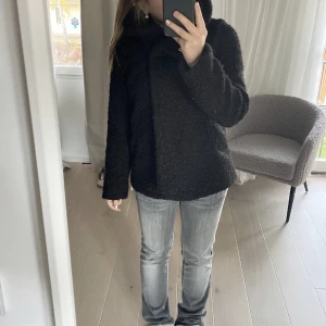 Jacka - Säljer min såså fina jacka, passar perfekt nu till våren. Den är i väldigt brs skick och säljer den då jag har en liknade💗om ni har nån fråga är de bara att kontakta mig💓bud om fler är intresserade 