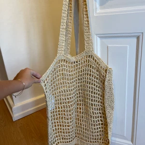 Väska - Strandväska från Gina Tricot. Köpt i somras och använd ett fåtal gånger🏝️