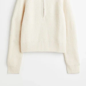 Stickad tröja  - Från H&M, storlek S, sitter perfekt skulle jag säga, använd 1 gång. Kommer inte till användning därav säljer jag den! Inga fläckar, den är precis som ny!!✨💕