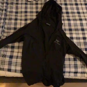 Arc’teryx Windbreaker - Snygg Arcteryx windbreaker, köpt av min kompis för 1200kr, äkta. Knappt använd, pris kan diskuteras! 