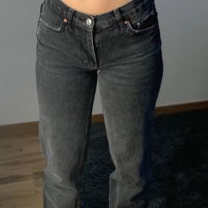 Snygga låg midjas jeans från Gina tricot, supersnygg passform! Tryck inte på KÖP DIREKT, utan kontakta mig om du är intresserad! 💛