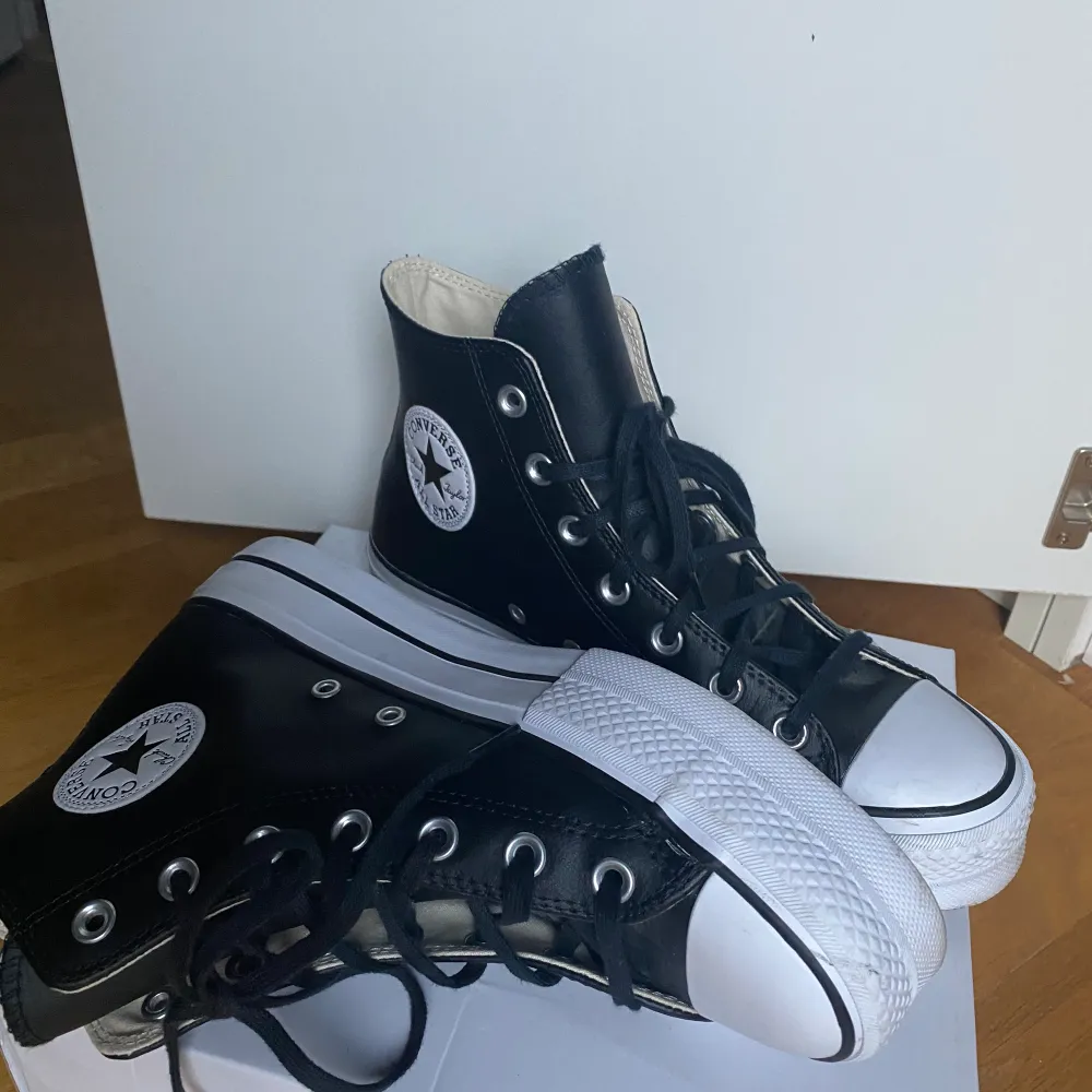 Riktigt balla Converse i skinn med hög sula. stl 39. Skor.