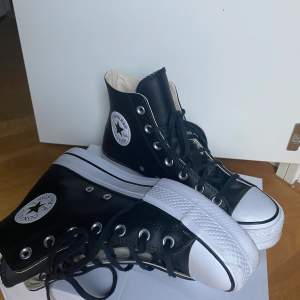 Riktigt balla Converse i skinn med hög sula. stl 39