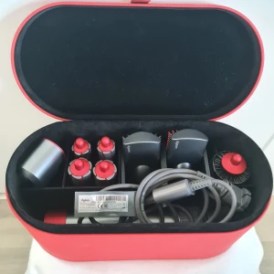 Dyson Airwrap Red Limited Edition - Har en annan och säljes pga felköp, fungerar felfritt och kommer i limited edition Valentine Red. ❤️ Helt klart life changing locktång! Kvitto ges digitalt via mejl vid köp. Pris kan diskuteras vid snabb affär.  Finns i Täby C. Betalning sker genom swish.