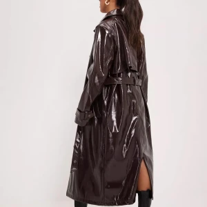 brun lack-kappa  - Såå snygg! Som i nyskick, storlek S 💗 Perfekt på nu hösten! Köptes för 1299 kr.