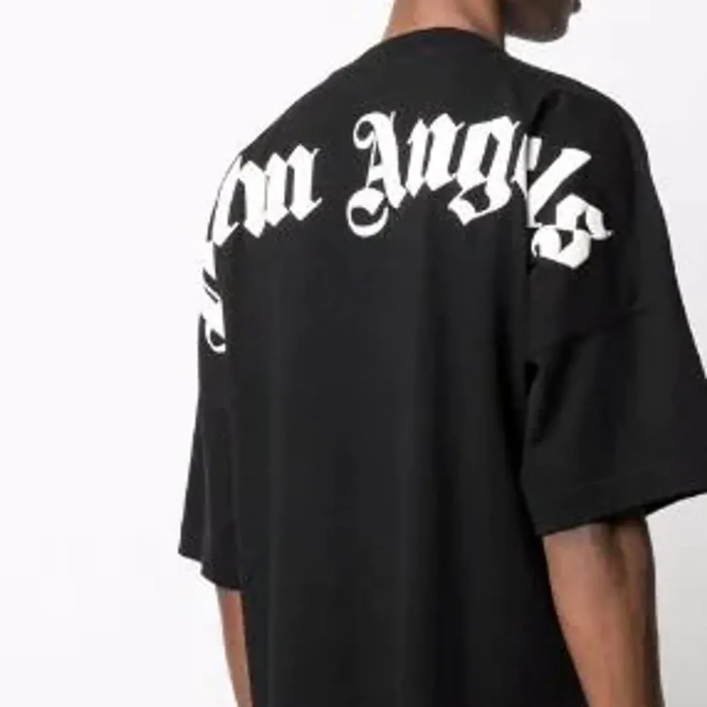 En svart plam angels t shirt, den är ny och oanvänd, storlek. Xs-S-M  Stor text på ryggen ( plam angels). T-shirts.