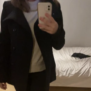 Svart kappa - Snygg kort kappa från hm i lite tjockare tyg, storlek 36, använd enstaka gånger