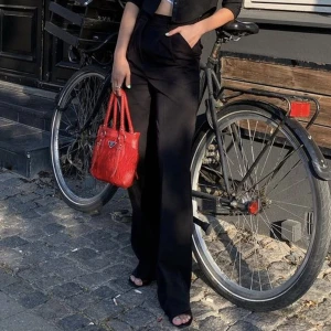 Kostymbyxor  - Perfekt åtsittande kostymbyxor, lite tjockare material. (lite långa på mig) 