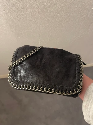 Svart liknade tiamo väska!  - Användts sällan, perfekt storlek!  Köptes utomlands (vet ej om det är äkta eller inte) 