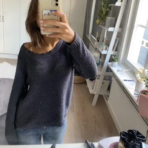 Marinblå stickad tröja - Superfin stickad tröja från only. Passar perfekt till ett par jeans eller kostymbyxor.💕 den är i storlek M men skulle säga att den passar som en xs-m beroende på hur man vill att den ska sitta.