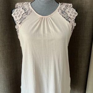 Rosa topp stl.M  - Rosa topp i jättefint skick.  Mer rosa än vad huvudbilden visar. Se bild 2 & 3 för en mer rätt nyans av färgen.   Fint skick utan fläckar eller hål   Samfraktar