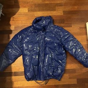 Blå jacka  - Perfekt jacka för vintern, jackan är från monki och är nästan aldrig använd ( använt kanske två gånger) säljer pågrund av att den är lite för stor för mig! 