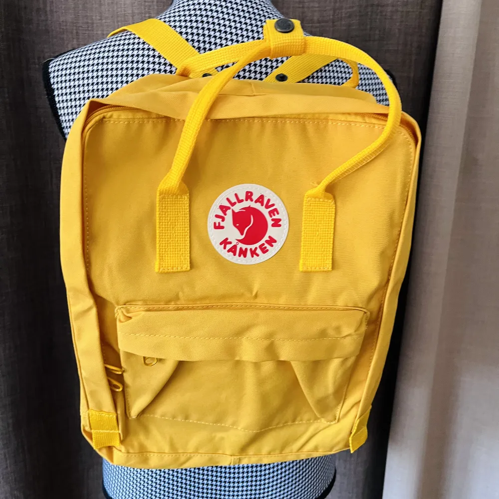 Ny gul väska med Fjällräven. Stora storleken. Ej äkta  Inget att anmärka på . Accessoarer.