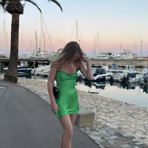 Klänning - Nyskick, använd 2 gånger! Storlek XS. 100kr. (Fler bilder går att få) Jag är 164cm lång och bär vanligtvis XS/S 🫶🏼