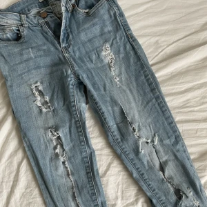 Håliga jesns - Jeans med väldigt stora hål på bägge benen  Super stretchiga och bekväma 
