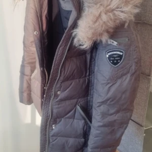 Rockandblue damjacka - Grön rockandblue jacka med päls som kan sättas på och tas av. 