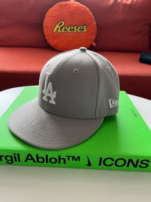 LA fitted strl 7 1/8 - Perfekt skick och säljes för att den inte passar. Köpt för 500kr