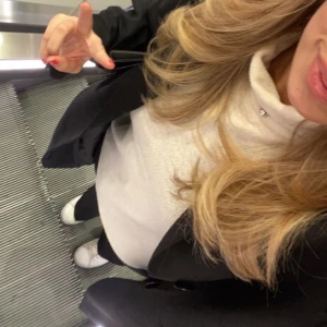 Tröja  - Säljer denna tröjan från zara som man kan spänna in i midjan så den anpassar sig efter ens midja, 