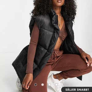 Väst från asos - Säljer denna fina väst, helt oanvänd från asos, säljer den pågrund av att den var för stor på mig och hann ej skicka tillbaka den. Storlek: XS